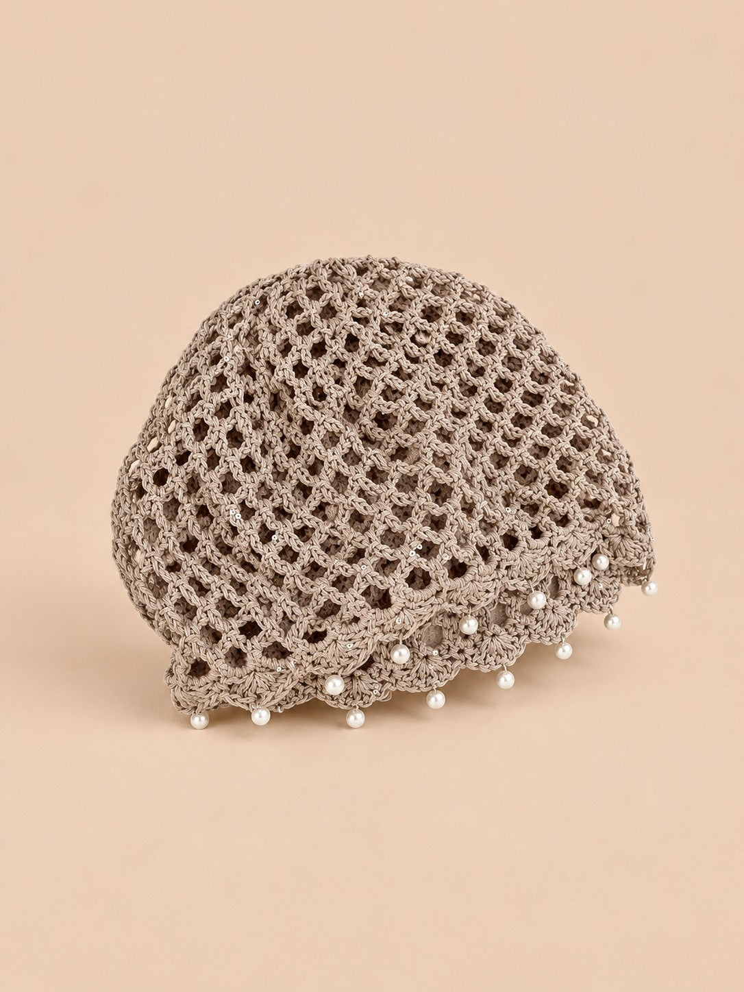 Béret ajouré au crochet avec perles, coloris kaki, vue de trois quarts
