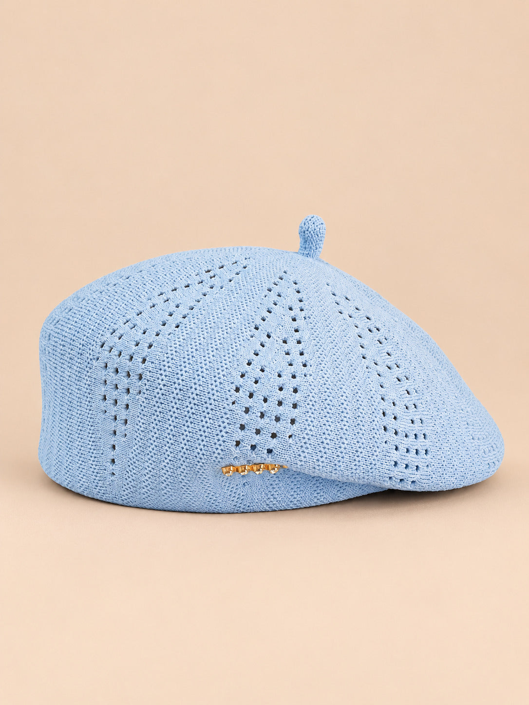 Béret ajouré style japonais bleu ciel, vue de face sur fond pêche sable
