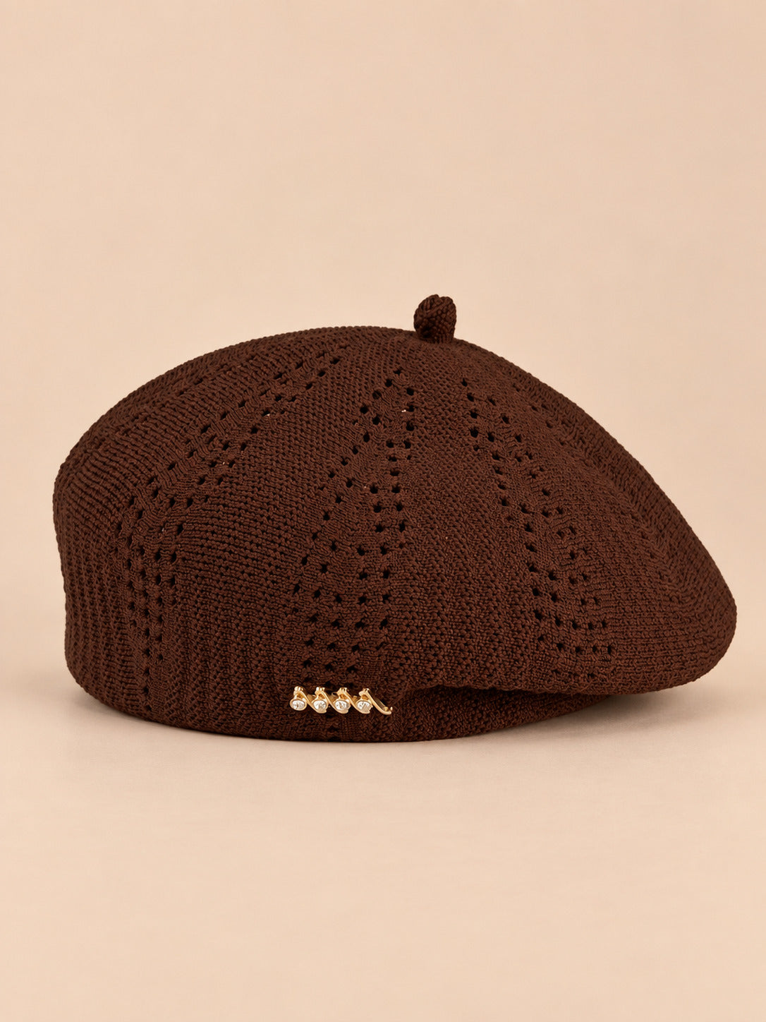 Béret ajouré style japonais marron, vue de face sur fond pêche sable