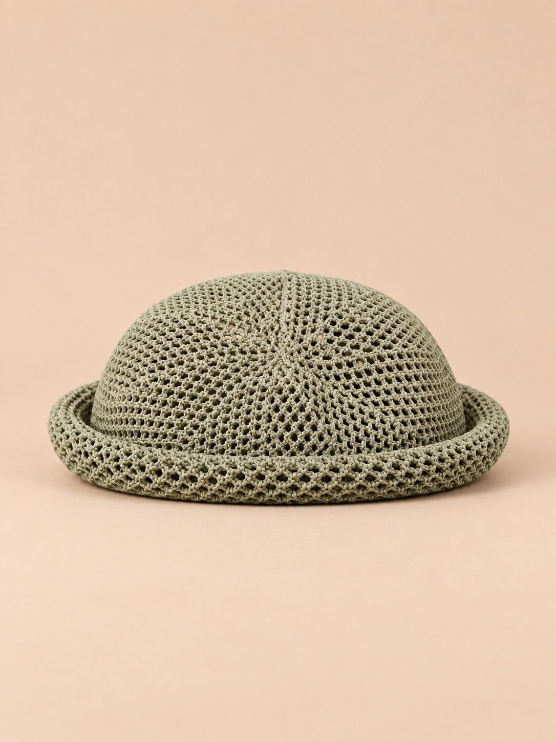 Béret bibi ajouré kaki 1, vue de face sur fond pêche sable