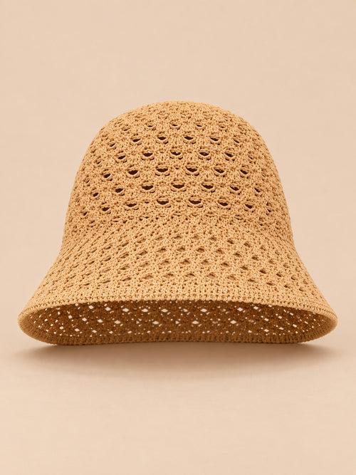 Béret bibi ajouré kaki, vue de face sur fond pêche sable